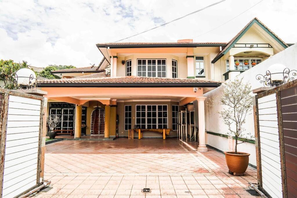 Family House At Wangsa Maju With Private Pool Rumah percutian Kuala Lumpur