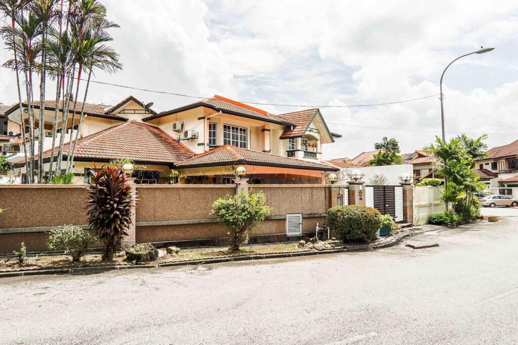 Family House At Wangsa Maju With Private Pool Rumah percutian